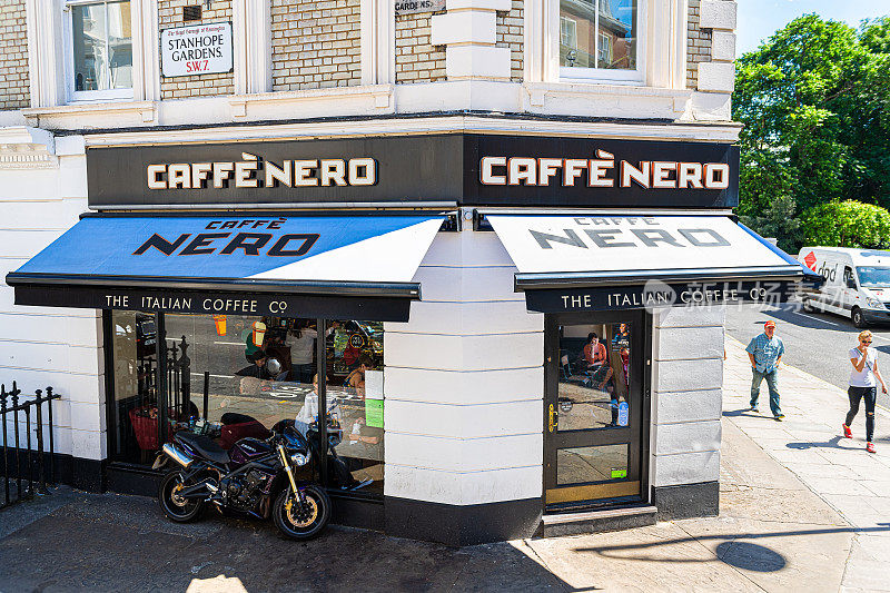 南肯辛顿与Caffe Nero快车餐厅咖啡馆商店标志的社区区
